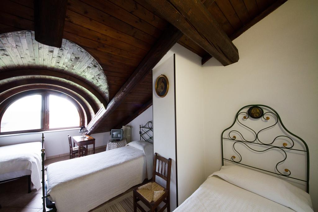 Agriturismo La Ca 'D Majin Poirino Bagian luar foto